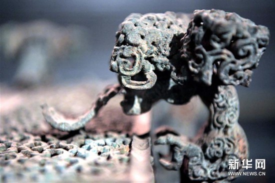 在河南博物院的展廳里，國寶云紋銅禁總是能吸引觀眾駐足觀賞